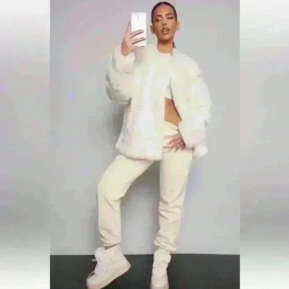 PrettyLittleThing Faux Fur Bubble Coat Cream Ivory Oversized Women’s Size 12 - Picture 1 of 11